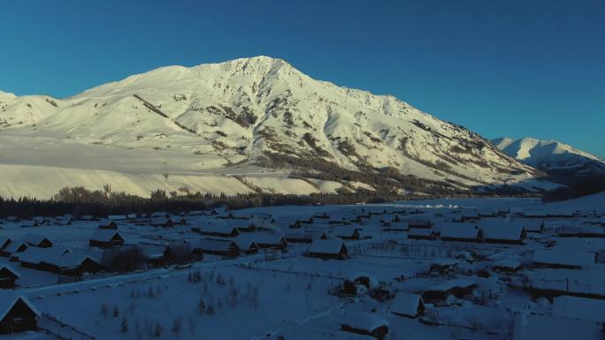 新疆阿勒泰禾木村航拍 雪山小镇航拍