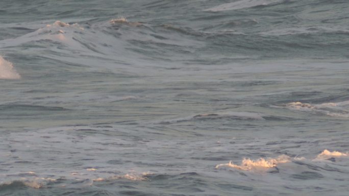 威海国际海水浴场的冬季海浪