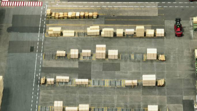 锯木厂切割大量木材的无人机鸟瞰图