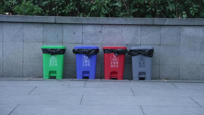城市垃圾分类 新风尚 公园垃圾桶