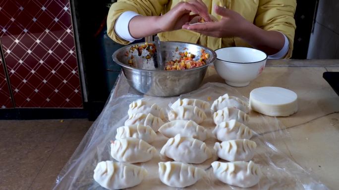 包饺子煮饺子