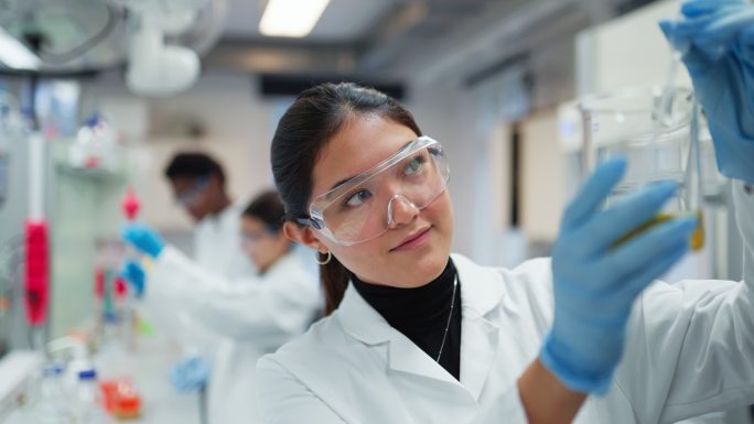 女科学家在实验室里实验化学物质