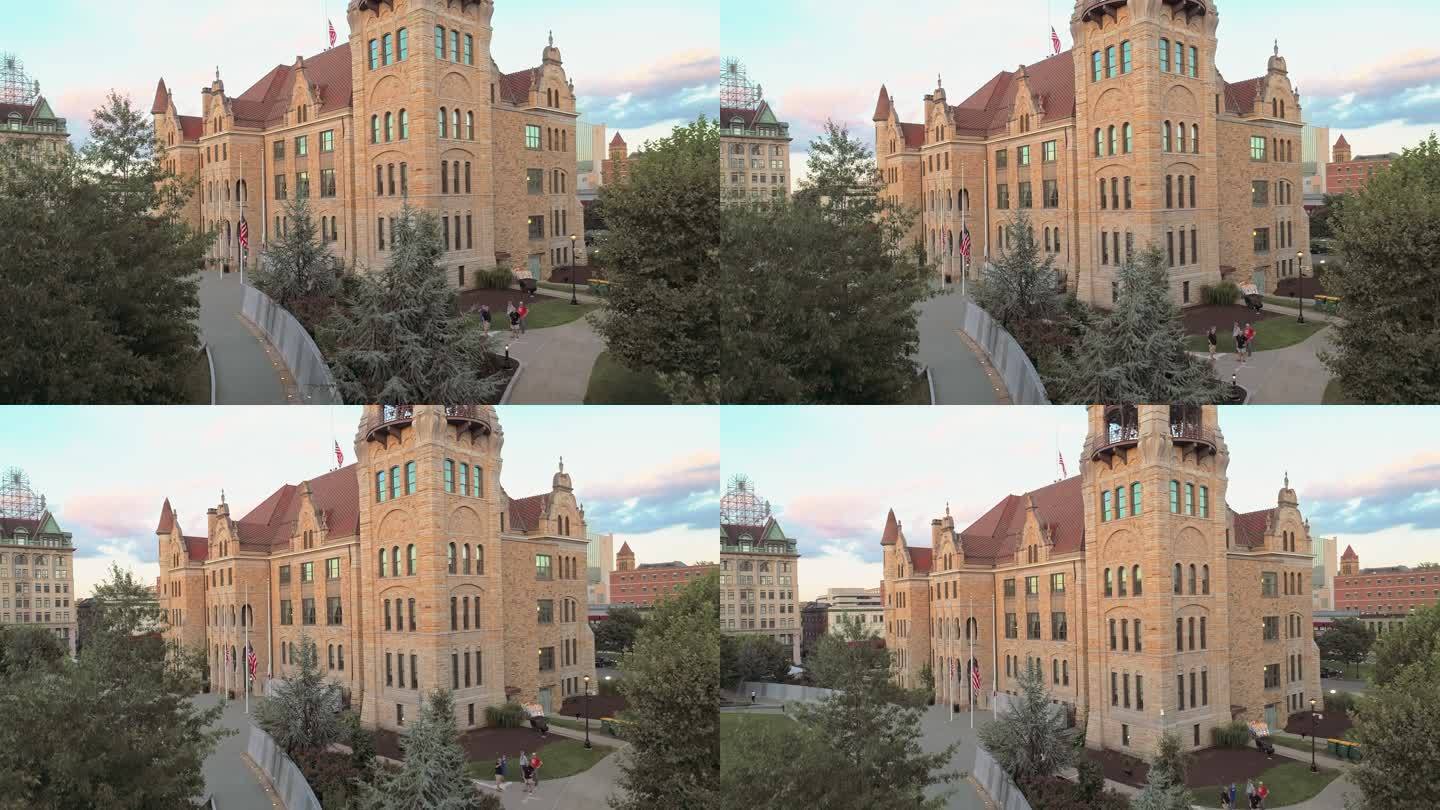 日落时拉卡万纳县法院和斯克兰顿市中心区的鸟瞰图。美国宾夕法尼亚州，无人机航拍视频，摄像机动作上升。