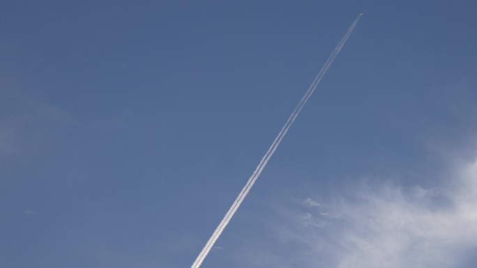 飞机起飞 蔚蓝天空 飞机尾迹云 画线