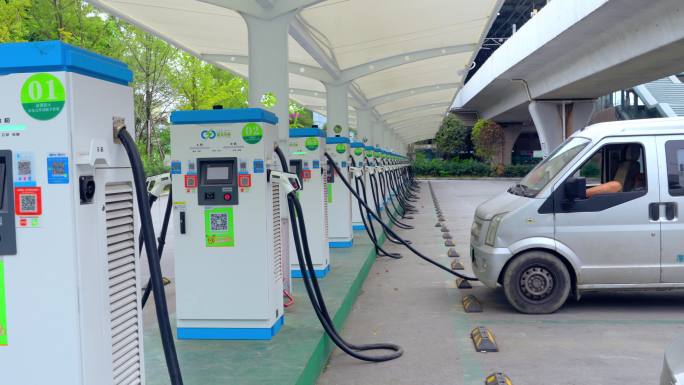 绿色能源 新能源汽车 绿色出行 汽车充电