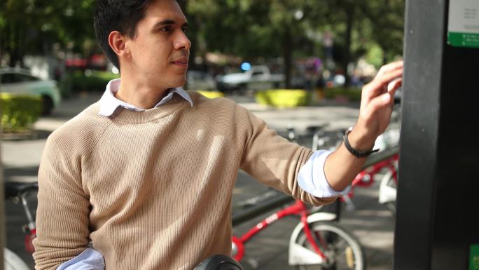 年轻人在城市自行车站选择服务