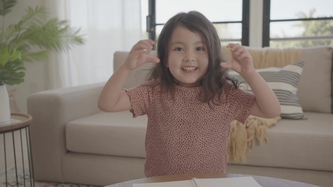 混合亚洲年轻女孩用双手捂住眼睛做心形手势，快乐志愿者，捐赠和慈善，家庭爱，心脏健康保险，心理健康理念