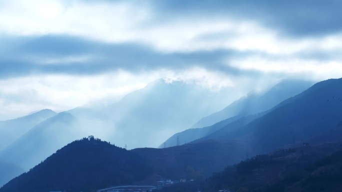 飞鸟越过云雾青山丁达尔光