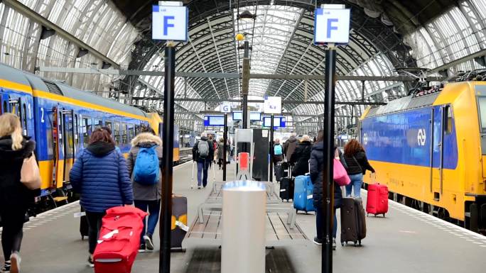阿姆斯特丹中央车站的旅游和街道交通有轨电车和船荷兰阿姆斯特丹