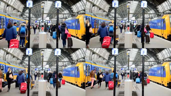 阿姆斯特丹中央车站的旅游和街道交通有轨电车和船荷兰阿姆斯特丹