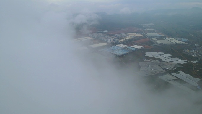 穿云逐渐露出工业园区