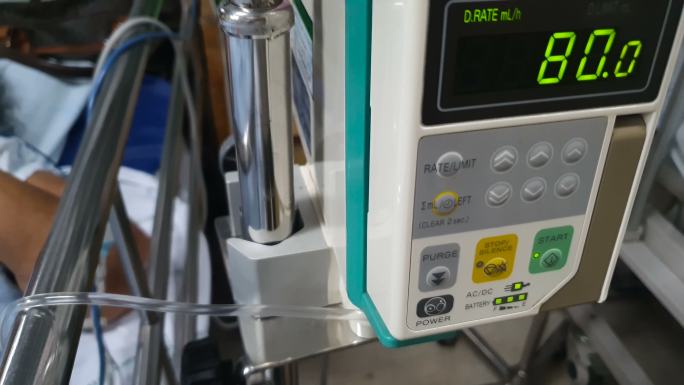 在儿童医院给患者输液时，带有液位指示器的输液泵显示。