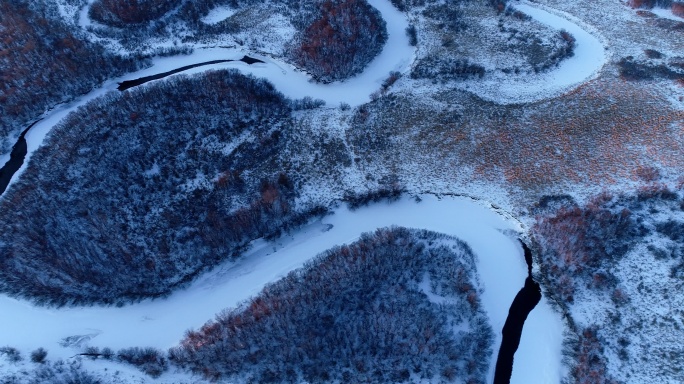 航拍寒冬湿地河湾雪景