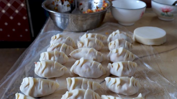 包饺子煮饺子