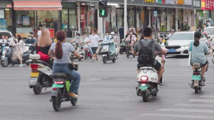 电动车过马路上下班