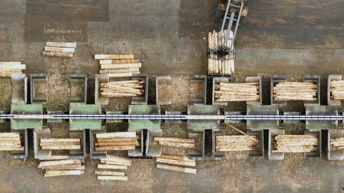 锯木厂切割大量木材的无人机鸟瞰图