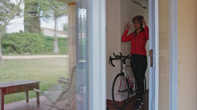 西班牙裔女子三项全能运动员离家骑车锻炼