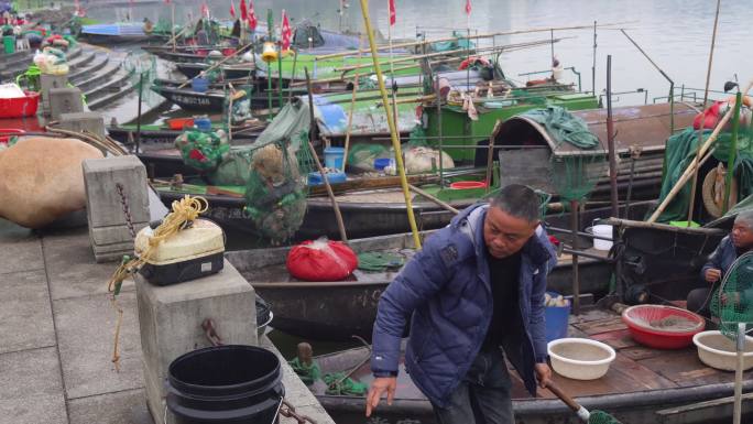 渔民渔船卖鱼