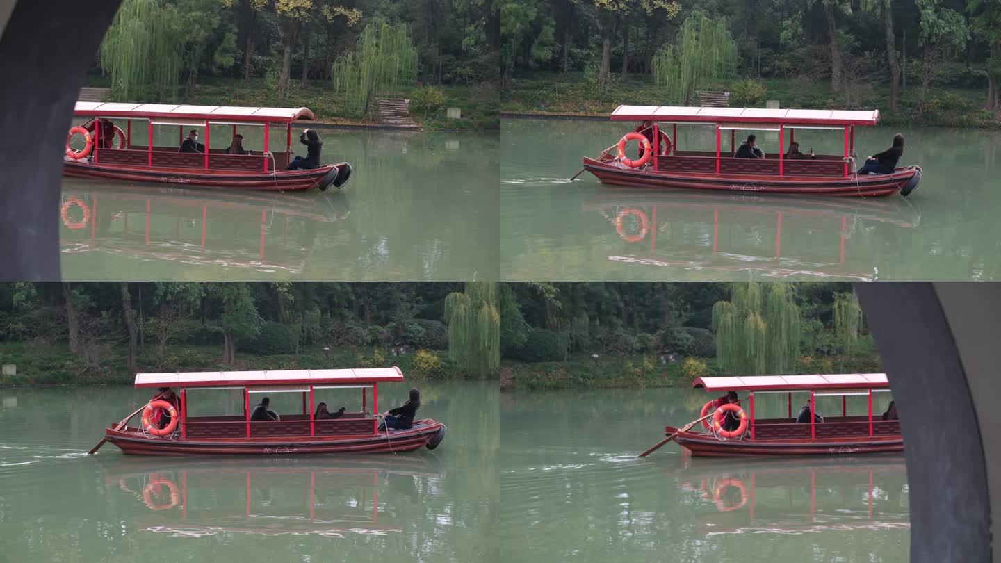 扬州瘦西湖阴雨天在雨中行驶中摇橹船船娘