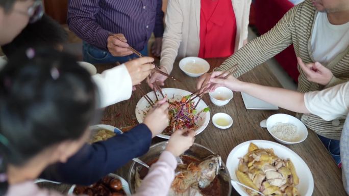 亚洲华人家庭用传统食物庆祝除夕