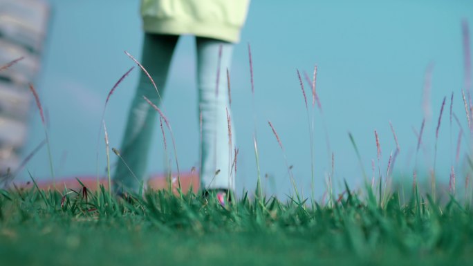 【4K】牛仔裤美女走过草地背影