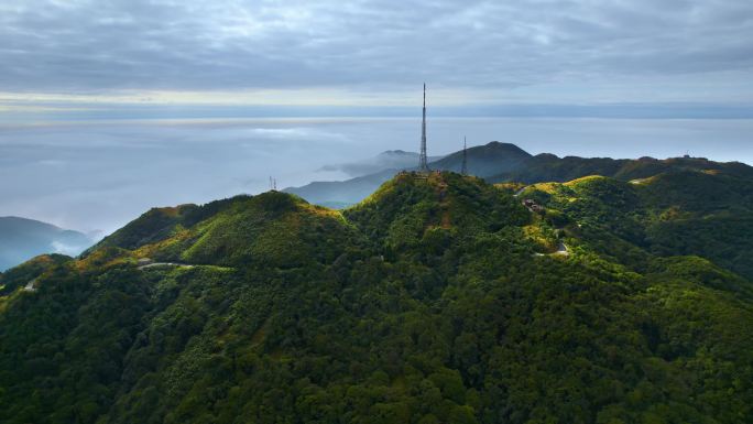 高山上的电视信号塔