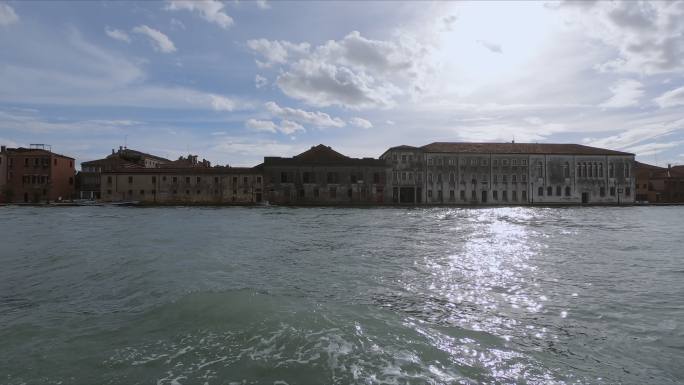 意大利威尼斯大运河上的Tragetto帆船上的威尼斯建筑景观