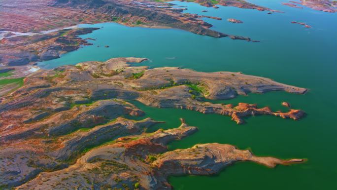 美国米德湖沿岸美国米德湖沿岸俯瞰碧绿海面