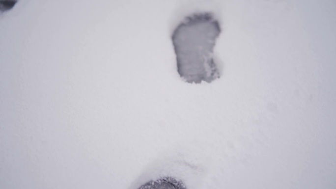 下雪脚印冬天雪地大雪天气脚印足迹