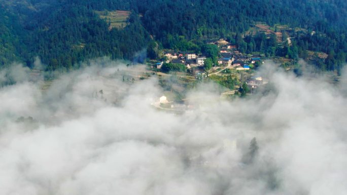 4K 航拍大山云雾缭绕的村庄