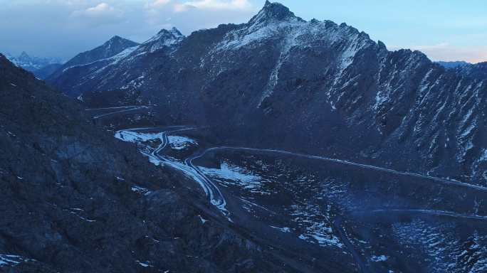 沿山坡航拍巴郎山盘山公路航拍风景