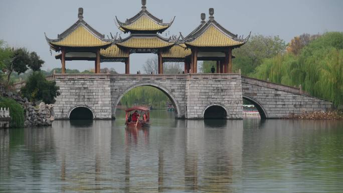 扬州瘦西湖阴雨天在雨中行驶中摇橹船船娘