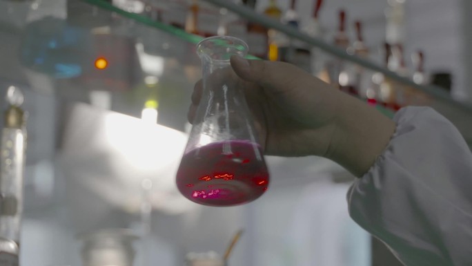 原素材-实验室摇晃红色液体量杯