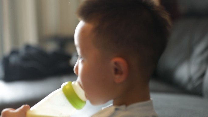 宝宝喝奶实拍素材2