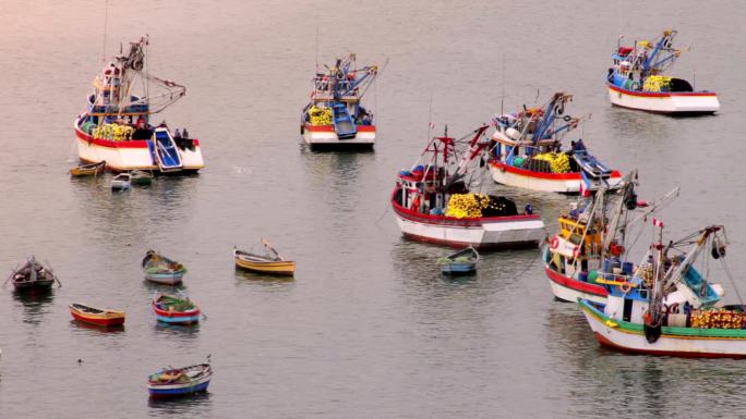 港口里五颜六色的秘鲁渔船