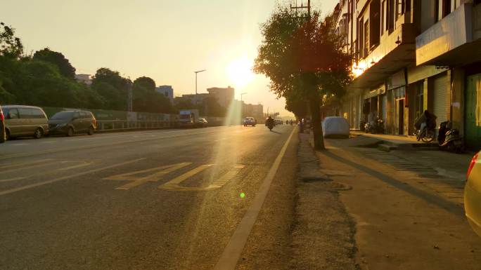 夕阳下的马路边