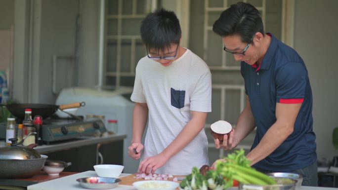 亚洲华人父子周末在家后院湿厨房做饭为家人准备晚餐