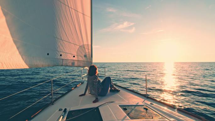 DS女子在帆船甲板上欣赏日落