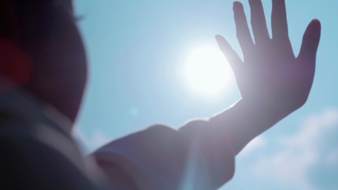 【4K】美女手遮太阳指缝阳光