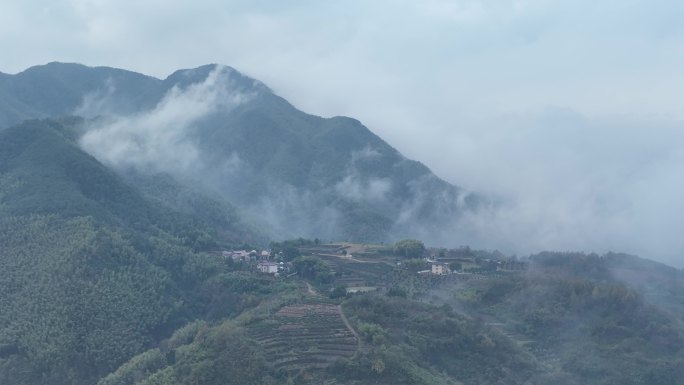 航拍浙江诸暨东白湖西岩山区山村云雾原素材