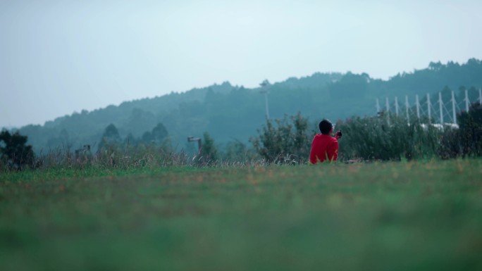 【4K】红衣男子坐草地