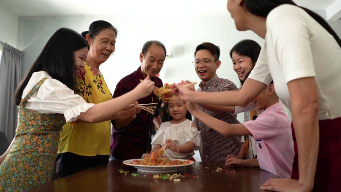 欢乐的多代亚洲华人家庭在中国新年期间演唱yee