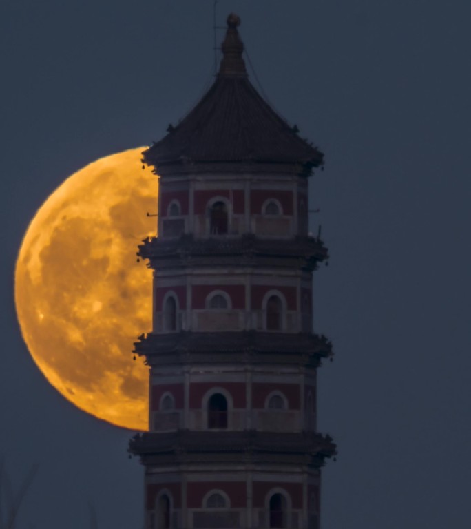 北京玉泉山玉泉塔古塔超级月亮悬月延时摄影