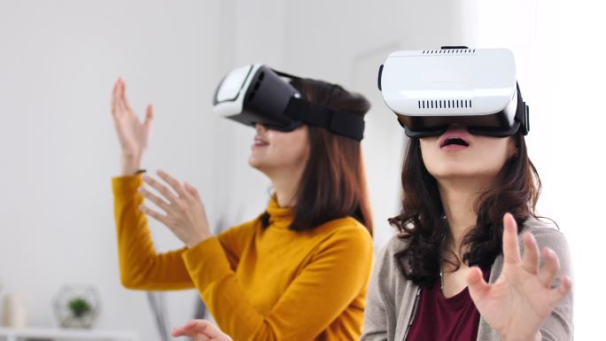 使用VR耳机探索虚拟现实的朋友