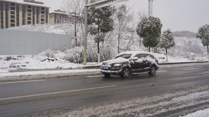 汽车开过积雪道路冰雪开始融化冬天大雪
