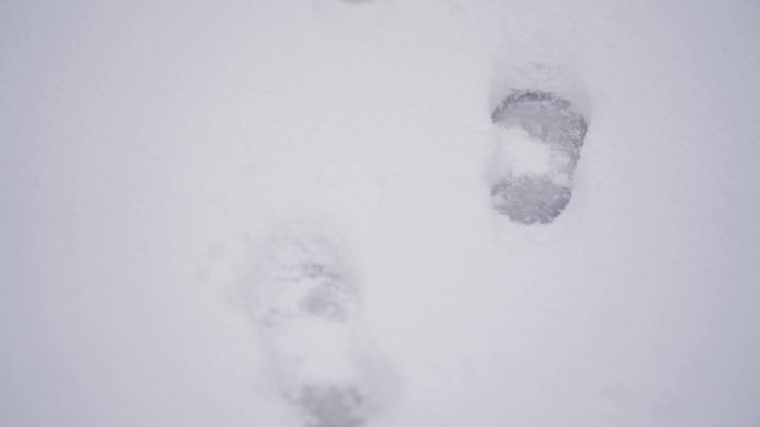 雪地脚印冬天大雪走在雪地里足迹