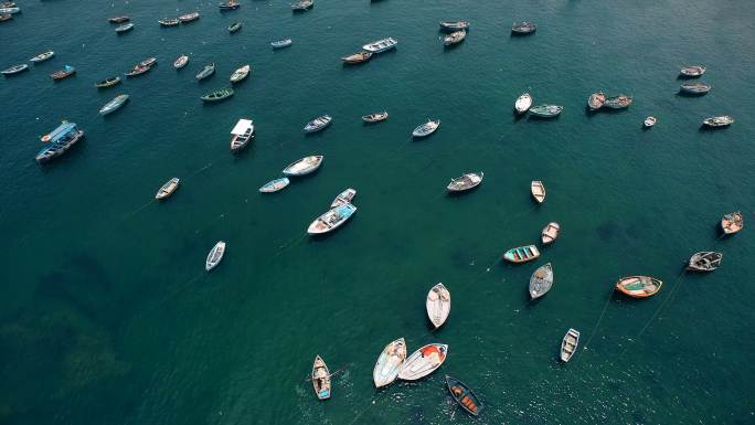 海港里五颜六色的秘鲁渔船鸟瞰图