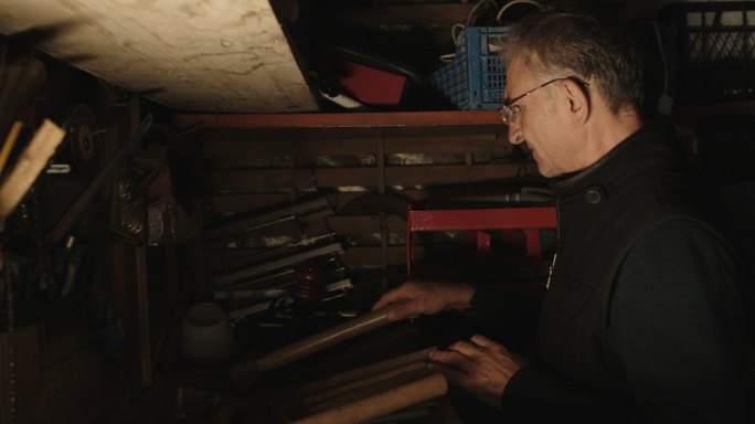 车库里的一套工具，男人在车库里整理他的机械工具，扳手，工具箱