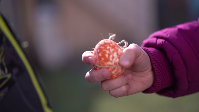 孩子们打破复活节彩蛋