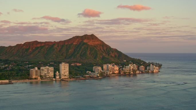 AERIAL Waikiki，HI在夕阳照耀下的钻石头脚下